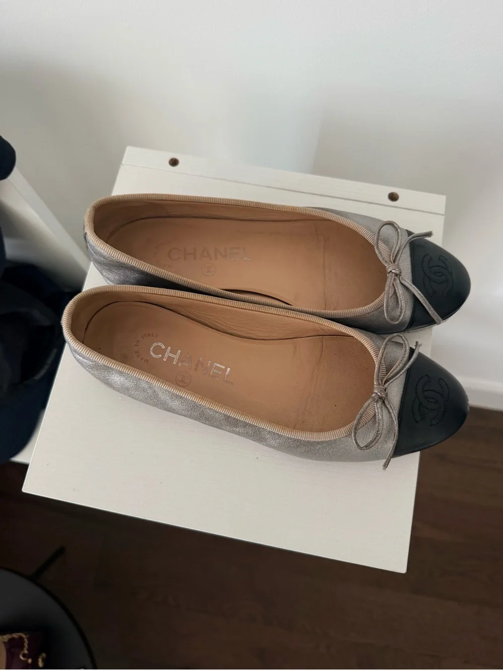 CHANEL Metallic Silver Leather Ballet Flats size 5.5/6 (orig $1250)